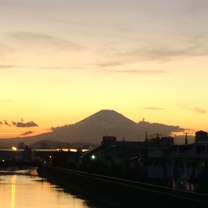 夕日の川面と富士